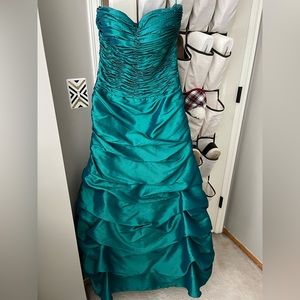 Prom dress emerald green size 5/6
